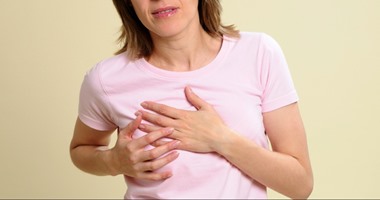 تورم الثديين من أعراض التهابات الغدد اللبنية