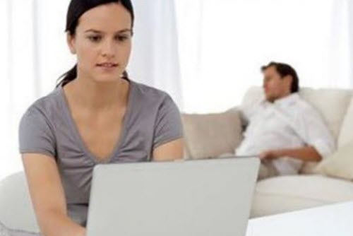 زوج يفضح خيانة زوجته عبر الإنترنت دون علمها