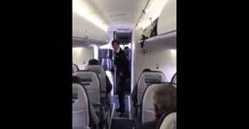 بالفيديو.. مضيفة طيران تدخل في «وصلة رقص» لترفيه الركاب