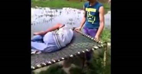 بالفيديو.. مراهقان ينفذان مقلبًا في صديقهما بإلقائه في بحيرة أثناء نومه